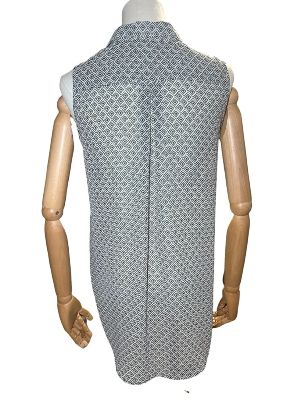 H&M Sleeveless Diamond-Print Button Front Blouse - Picture 7 of 8